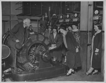 Women touring a power station, Sunday Pictorial, 1938 (IET Archives)