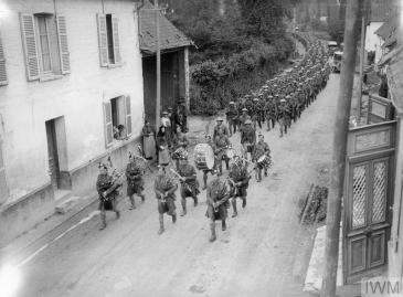 A Company, 1/14th Battalion, London Regiment (London Scottish) marching to the trenches on Doullens-Amiens road at Pas-en-Artois, 26th June 1916. © IWM (Q 790)